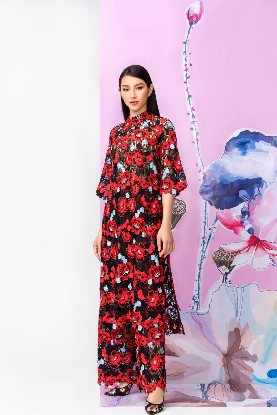  Những chiếc quần ống ôm cách điệu lạ mắt, cùng lối trang điểm môi trầm ấn tượng và tóc đen thẳng hiện đại, hình ảnh Thùy Tiên trong thiết kế của Thủy Nguyễn đậm chất high-fashion. (Ảnh: Chanh Nguyễn)