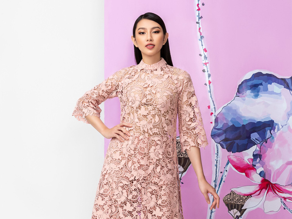  Trở về từ cuộc thi Miss International 2018, Thùy Tiên lại xuất hiện đầy phá cách trong bộ sưu tập áo dài cách tân mới của nhà thiết kế Thủy Nguyễn. (Ảnh: Chanh Nguyễn)