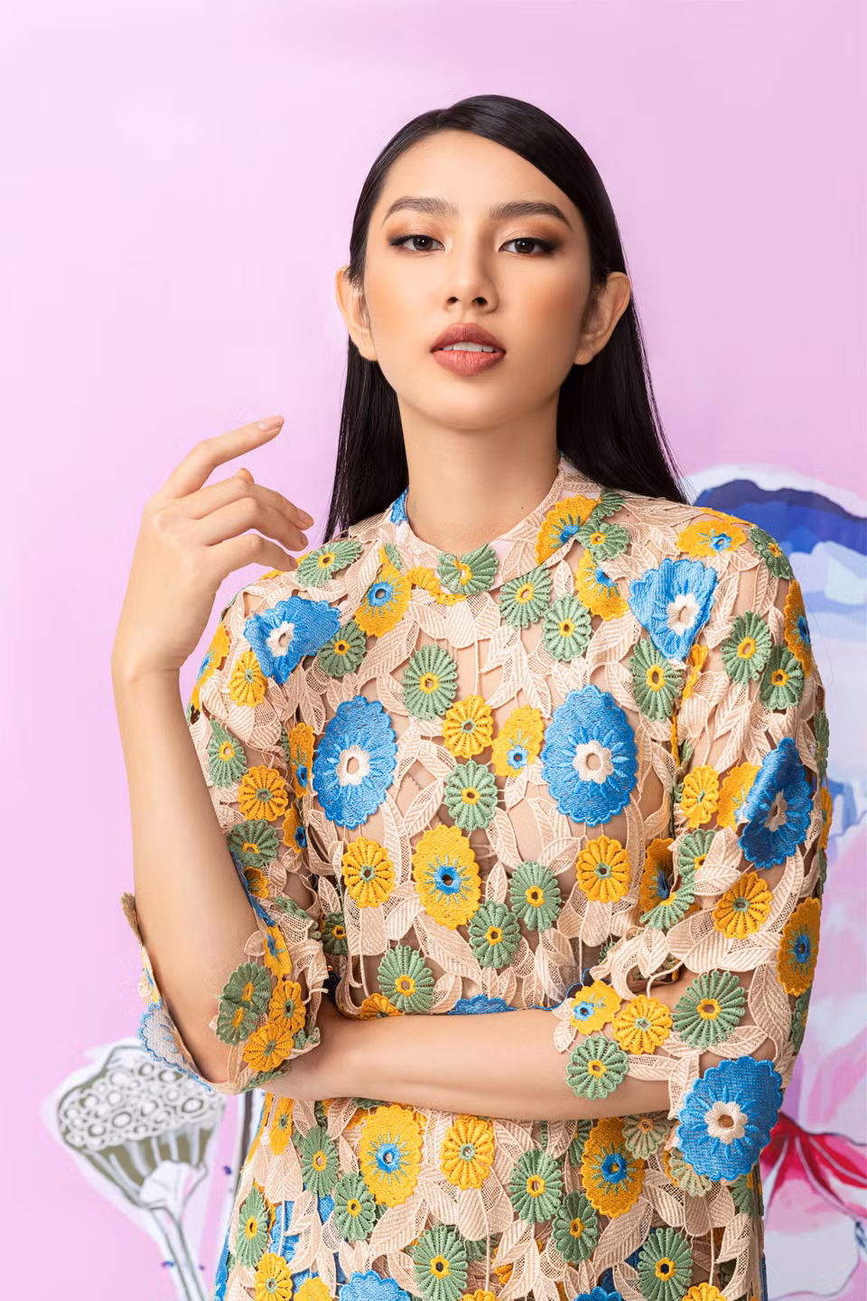  Tà áo dài truyền thống được cách tân bằng chất liệu ren cùng tông màu nóng, lạnh tương phản. (Ảnh: Chanh Nguyễn)