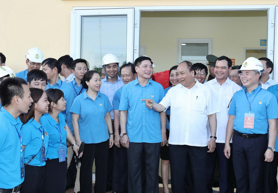 Thủ tướng Nguyễn Xuân Phúc với công nhân Khu công nghiệp Đồng văn II. (Ảnh: Thống Nhất/TTXVN)