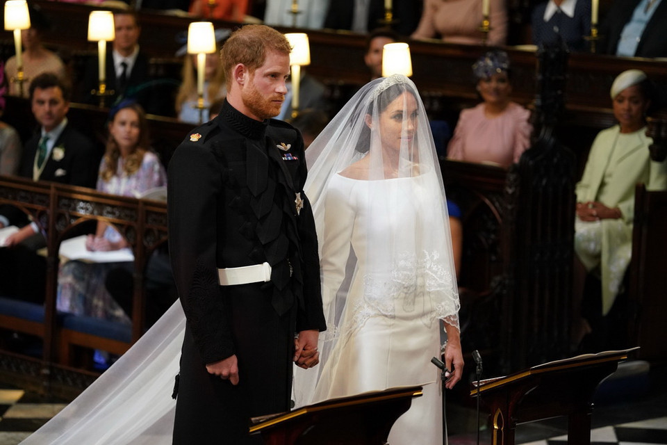 Chú rể Harry và cô dâu Meghan Markle sánh đôi trong nhà nguyện St George's. (Nguồn: AFP/TTXVN)