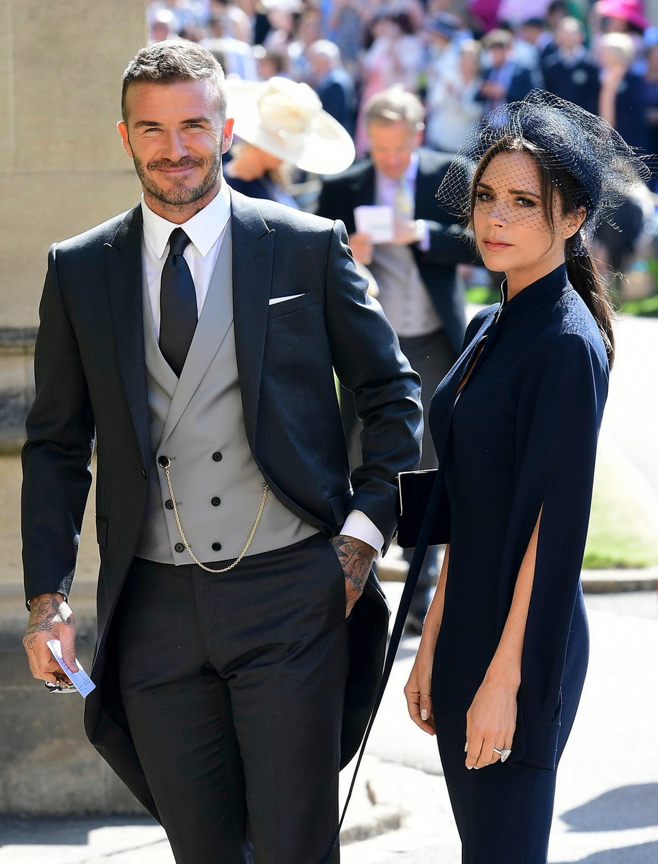 Vợ chồng cựu danh thủ bóng đá David Bechkham (trái) và nhà thiết kế thời trang Victoria Beckham (phải) tới dự hôn lễ của Hoàng tử Anh Harry và cựu diễn viên Mỹ Meghan Markle ở Lâu đài Windsor ngày 19/5. (Nguồn: AFP/TTXVN)