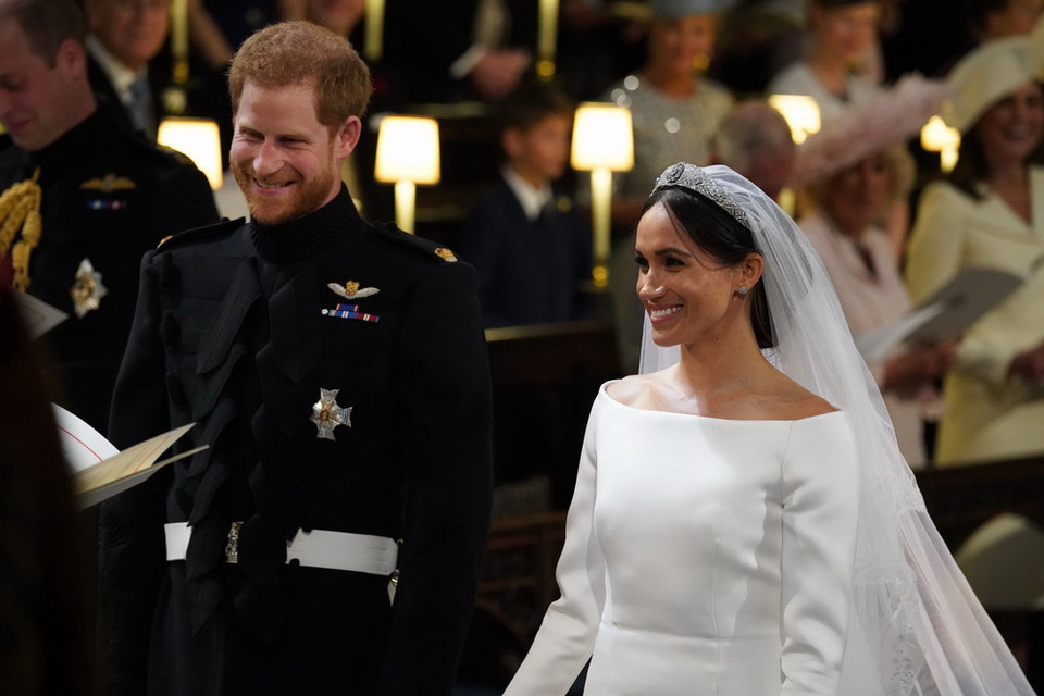 Chú rể Harry (trái) và cô dâu Meghan Markle (phải) sánh đôi trong nhà nguyện St George's. (Nguồn: AFP/TTXVN)