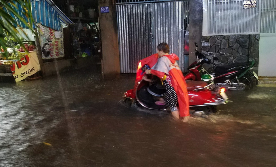 Nước ngập trong hẻm trên đường Quang Trung, quận Gò Vấp. (Ảnh: Mạnh Linh/TTXVN)