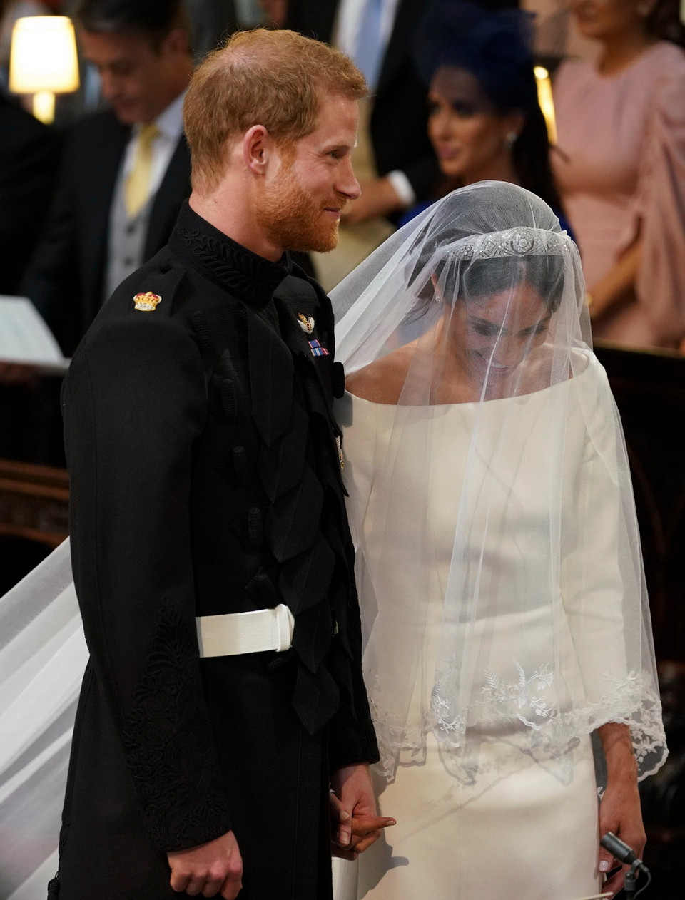 Chú rể Harry (trái) và cô dâu Meghan Markle (phải) sánh đôi trong nhà nguyện St George's. (Nguồn: AFP/TTXVN)