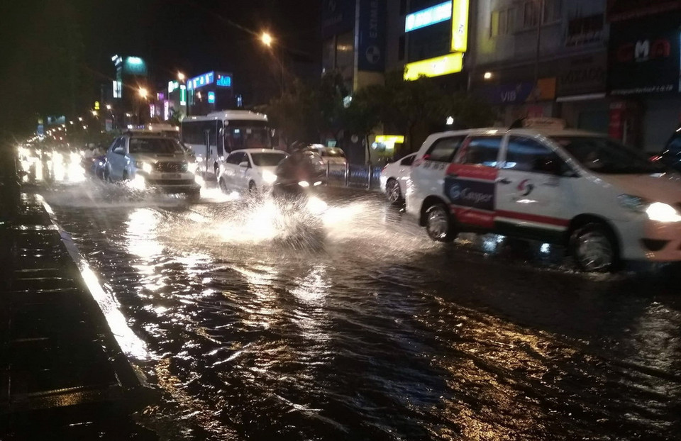 Nước ngập trên đường Nguyễn Văn Trỗi. (Ảnh: Mạnh Linh/TTXVN)