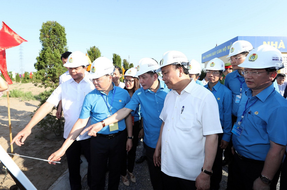 Thủ tướng Nguyễn Xuân Phúc thăm Khu thiết chế công đoàn tại Khu công nghiệp Đồng Văn II. (Ảnh: Thống Nhất/TTXVN)