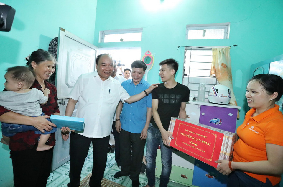 Thủ tướng Nguyễn Xuân Phúc thăm khu nhà trọ của công nhân tại huyện Duy Tiên, tỉnh Hà Nam. (Ảnh: Thống Nhất/TTXVN)