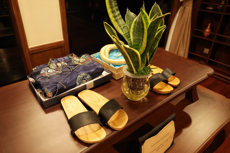 Phạm Hà sinh ra ở một vùng quê châu thổ sông Hồng, lớn lên với văn hóa làng xã vùng Bắc Bộ nên cho đến tận bây giờ, khi đã trở thành CEO, một nhà đầu tư có tầm thì vẫn tự nhận mình là người hoài cổ với những giá trị xưa cũ. Những giá trị đó đã được anh điểm xuyết vào không gian sang trọng của du thuyền. (Ảnh: Vietnam+)