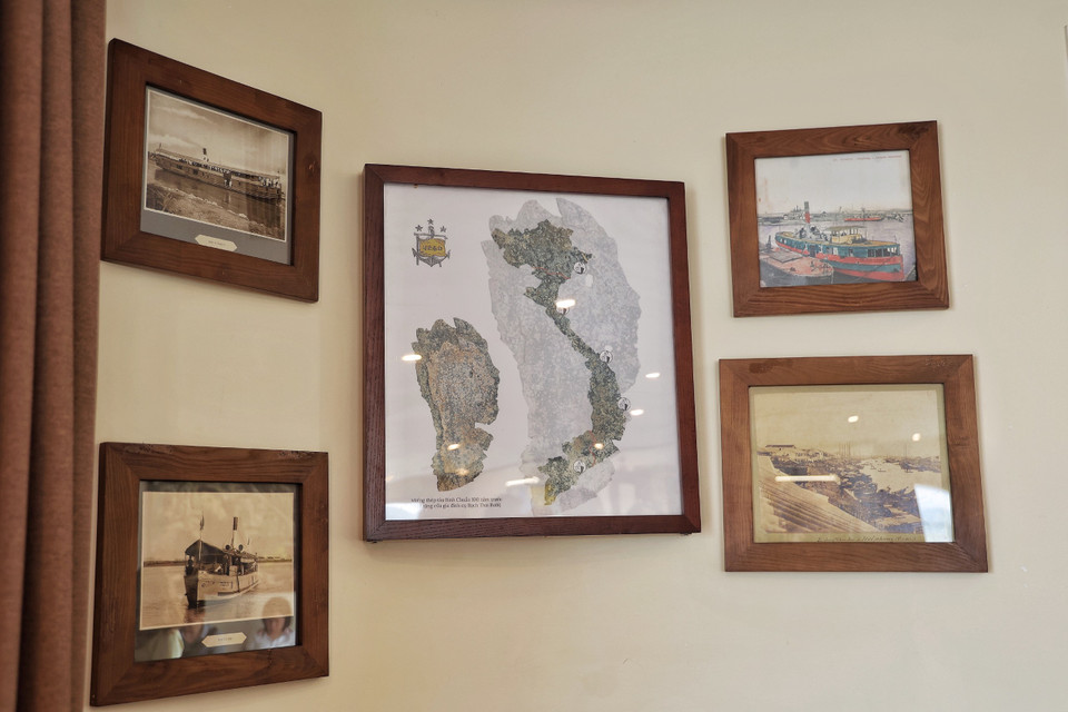 Trong quá trình xây dựng tàu, Chủ tịch Lux Group (tập đoàn chuyên cung ứng các dịch vụ nghỉ dưỡng cao cấp) đồng thời là ‘cha đẻ’ Heritage Bình Chuẩn, ông Phạm Hà cho biết kết nối được với bà Bạch Quế Hương (chắt của cụ Bạch Thái Bưởi) và được gia đình tặng cho tàu tên Bình Chuẩn cùng những miếng thép của tàu Bình Chuẩn năm xưa. Ông Hà đã đặt những kỷ vật một cách trang trọng trong bức ảnh bản đồ Việt Nam. (Ảnh: Vietnam+)