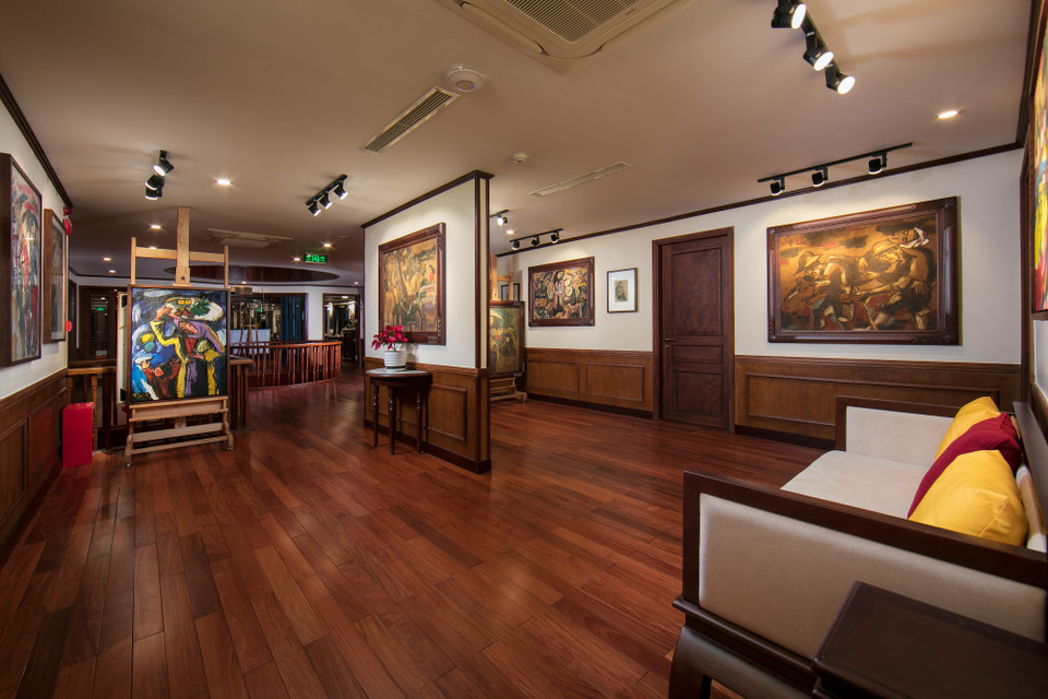 Du thuyền do một doanh nhân trót đem lòng đam mê nghệ thuật thiết kế nên không gian bên trong tàu mang hơi hướng của không gian di sản. CEO Phạm Hà sưu tập ảnh cổ về người Đông Dương xưa cùng rất nhiều tác phẩm hội họa của các họa sỹ danh tiếng suốt nhiều thập kỷ qua, một phần trong số đó ông mang lên con tàu này là 100 bức tranh của người được mệnh danh là ‘Picasso Việt Nam’ Phạm Lực (sinh năm 1943) để trưng bày cho du khách thưởng lãm. (Ảnh: Vietnam+)