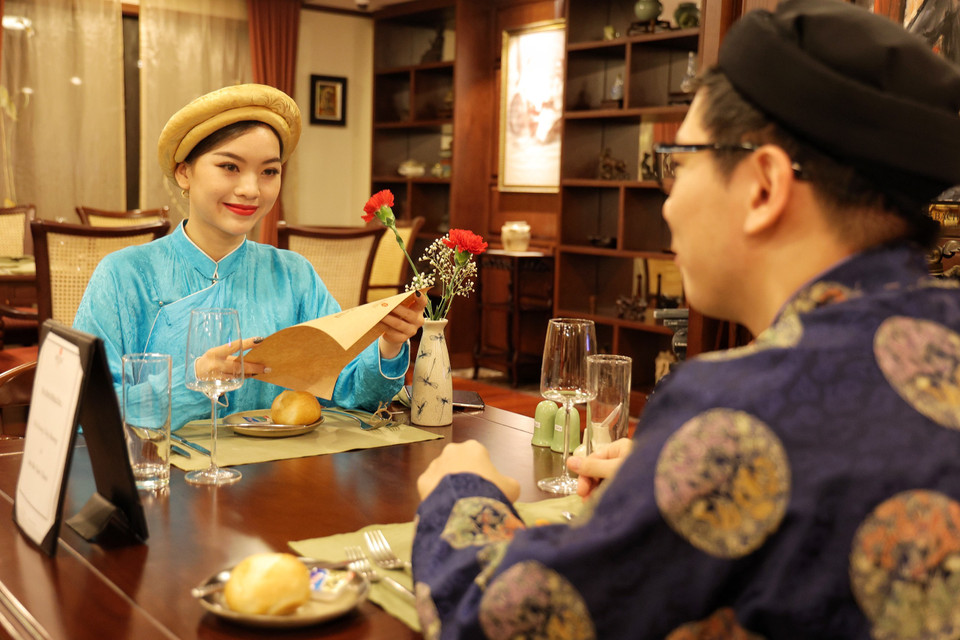 Những du khách trẻ khi được hỏi đều cho biết nếu có cơ hội nhất định sẽ trở lại để trải nghiệm kỹ và sâu lắng hơn dịch vụ du thuyền như thế này. (Ảnh: Vietnam+)