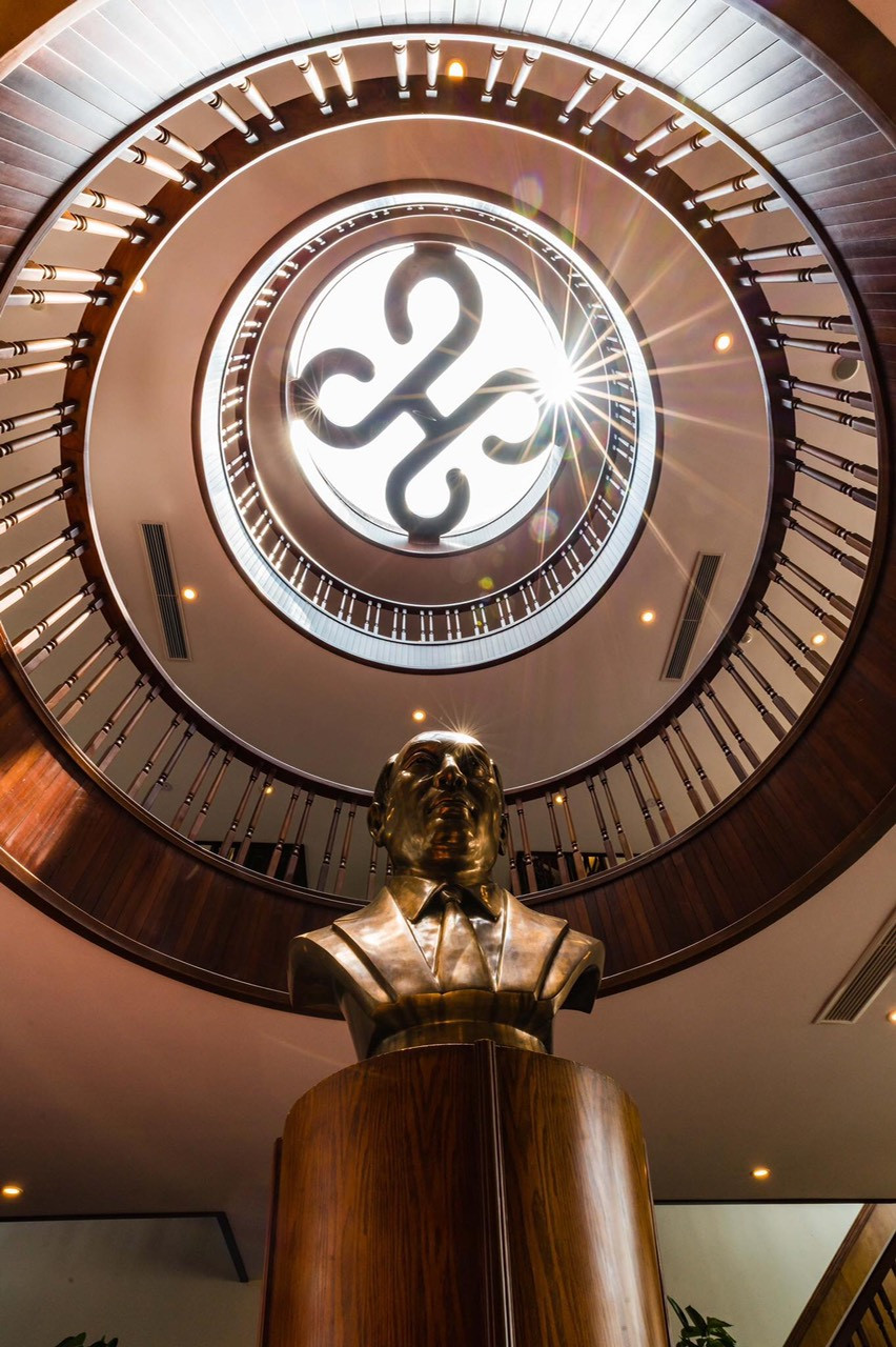 Du thuyền lấy cảm hứng từ con tàu Bình Chuẩn được cụ Bạch Thái Bưởi, người Việt Nam đầu tiên đóng tàu ‘made in Vietnam’ và thực hiện hành trình từ Hải Phòng vào Sài Gòn. Tròn 100 năm sau, năm 2019, khi Heritage Bình Chuẩn hiện đại hạ thủy, gợi lại những ký ức đẹp đẽ về con tàu huyền thoại xưa. Tàu thiết kế theo phong cách boutique (phong cách có nét riêng độc đáo), vừa thể hiện vẻ hiện đại riêng vừa đậm giá trị truyền thống. Đặc biệt, trung tâm con tàu có đặt bức tượng đồng nguyên khối khắc họa chân dung doanh nhân Bạch Thái Bưởi, như một cách để chủ nhân Heritage Bình Chuẩn tri ân và tưởng nhớ đến ‘ông vua tàu thủy’ đầu tiên của Việt Nam đồng thời khẳng định kim chỉ nam trong việc định hướng giấc mơ của mình. (Ảnh: Vietnam+)