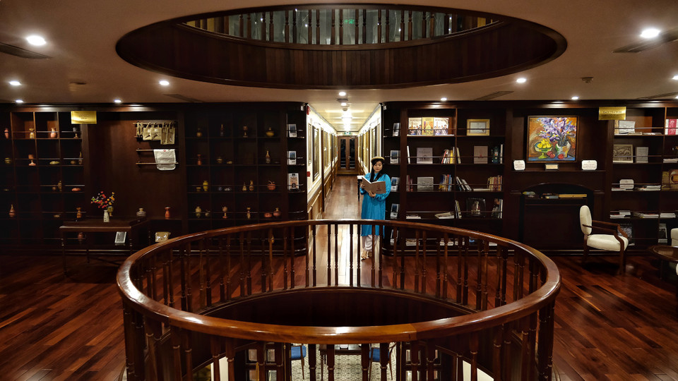 Nơi đây trở thành không gian nghệ thuật đặc biệt, một Gallery tranh đầu tiên được thiết kế riêng trên du thuyền tại Việt Nam. (Ảnh: Vietnam+)