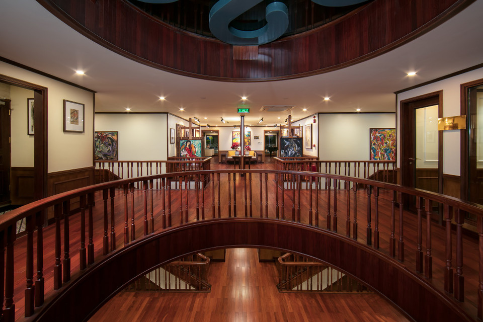 Những tác phẩm mỹ thuật của họa sỹ Phạm Lực trưng bày trên tàu được vẽ từ năm 1961-2019, thể hiện trên đủ chất liệu từ truyền thống như tranh sơn dầu, sơn mài, sơn dầu trên giấy, đặc biệt nhất là dấu ấn mỹ thuật còn được khắc họa trên bao bố, tải đựng gạo trong chiến tranh Mỹ-Việt (chất liệu đã trở thành thương hiệu đóng đinh tên tuổi Phạm Lực trong làng họa Việt Nam); đủ phong cách thể hiện ở nhiều chiều không gian và thời gian, từ thời chiến đến hòa bình. (Ảnh: Vietnam+)