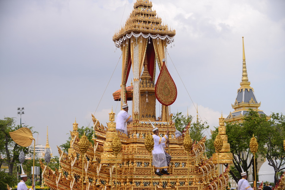 Nghi lễ hoàng gia và Phật giáo tại Lễ hóa thân Nhà Vua Thái Lan Bhumibol Adulayjadej. (Ảnh: Doãn Tấn-Sơn Nam/TTXVN)