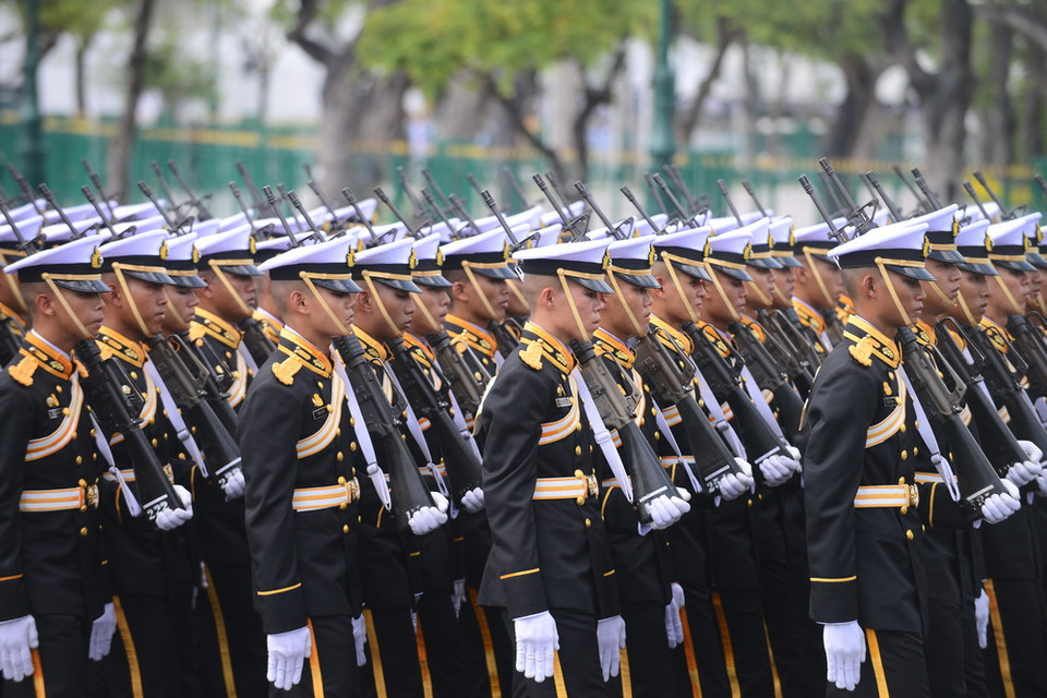 Người dân Thái Lan dự nghi lễ hoàng gia và Phật giáo tại Lễ hóa thân Nhà Vua Thái Lan Bhumibol Adulayjadej. (Ảnh: Doãn Tấn-Sơn Nam/TTXVN)