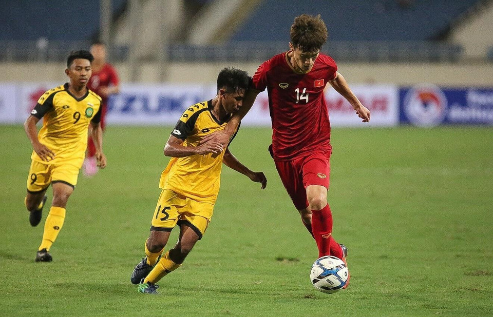 Một pha lên bóng với sự vượt trội về thể lực và tốc độ của đội tuyển Việt Nam. (Ảnh: Trọng Đạt/TTXVN)