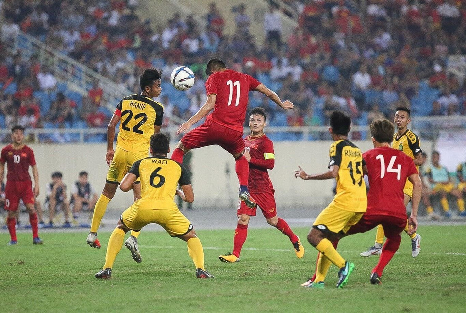 Một pha không chiến cận khung thành Brunei đầy dũng mãnh của cầu thủ Việt Nam. (Ảnh: Trọng Đạt/TTXVN)