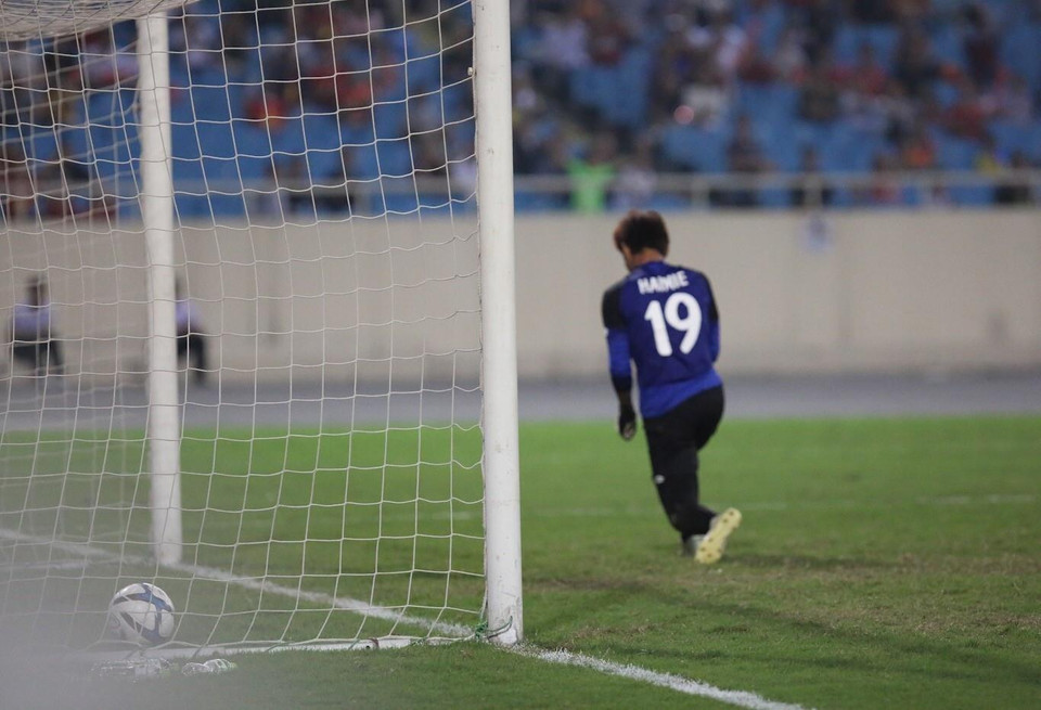 Ra quân trong trận đấu đầu tiên gặp đội tuyển Việt Nam, hàng thủ Brunei đã vỡ vụn trước các pha phối hợp lên bóng đầy sức mạnh của các cầu thủ Việt Nam và đã thất thủ với 6 bàn thua trắng. (Ảnh: Trọng Đạt/TTXVN)