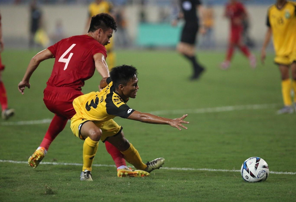 Một pha tranh chấp quyết liệt của cầu thủ hai đội. (Ảnh: Trọng Đạt/TTXVN)