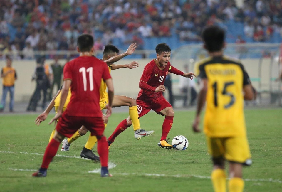 Tiền đạo Quang Hải vào sân trong hiện thi đấu thứ 2 với băng đội trưởng trên tay, anh chơi năng nổ và có được một bàn thắng nâng tỷ số lên 6-0 từ chấm 11m. (Ảnh: Trọng Đạt/TTXVN)