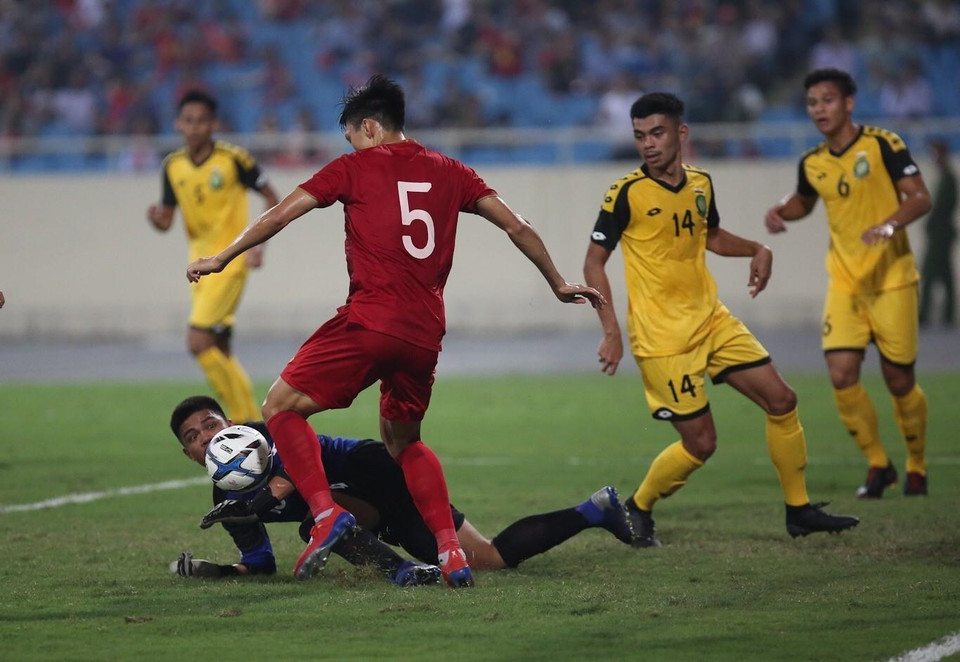 Tình huống dẫn đến pha làm bàn nâng tỷ số lên 2-0 của các cầu thủ Việt Nam. (Ảnh: Trọng Đạt/TTXVN)