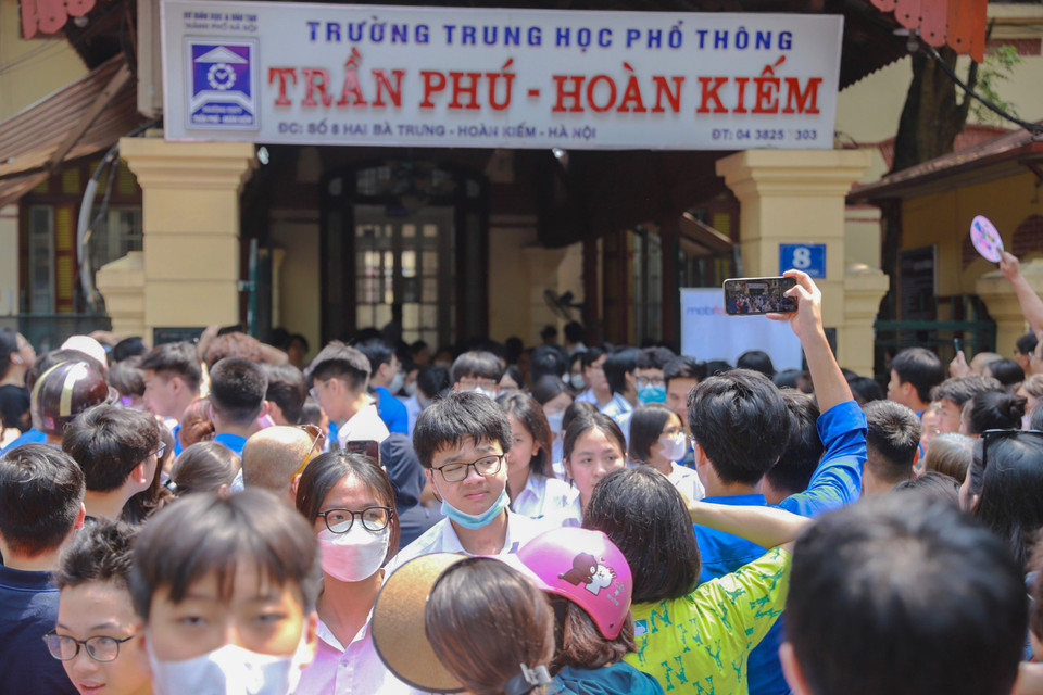 Thời tiết tại Thủ đô có phần oi bức trong chiều ngày 10/6, tuy nhiên đa số thí sinh vẫn hào hứng bởi đề thi Ngoại ngữ tương đối 'dễ thở.' (Ảnh: PV/Vietnam+)