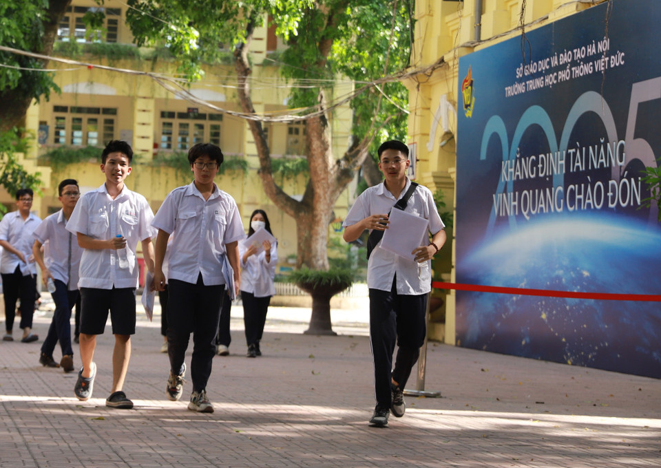 Theo đánh giá của các thí sinh, đề thi có cấu trúc quen thuộc nên nếu học chắc kiến thức cơ bản thì có thể nắm chắc điểm 8. (Ảnh: PV/Vietnam+)