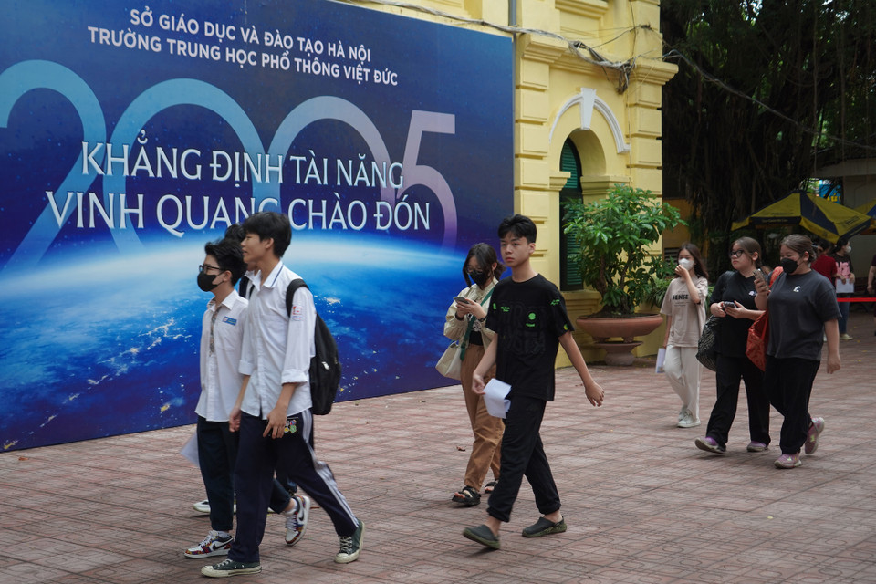 Tại các điểm thi vào lớp 10 sáng nay đều ghi nhận đông đảo thí sinh có mặt từ rất sớm. (Ảnh: PV/Vietnam+)