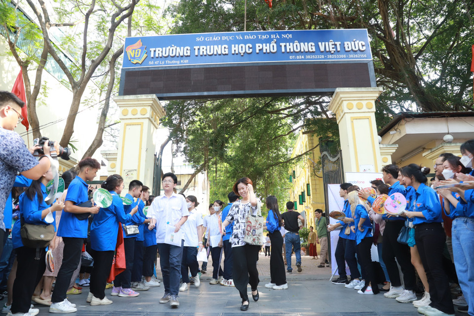 15 giờ chiều ngày 10/6, khoảng hơn 100.000 thí sinh tại Hà Nội đã hoàn thành bài thi môn Ngoại ngữ tại kỳ thi vào lớp 10 năm học 2023-2024. (Ảnh: PV/Vietnam+)