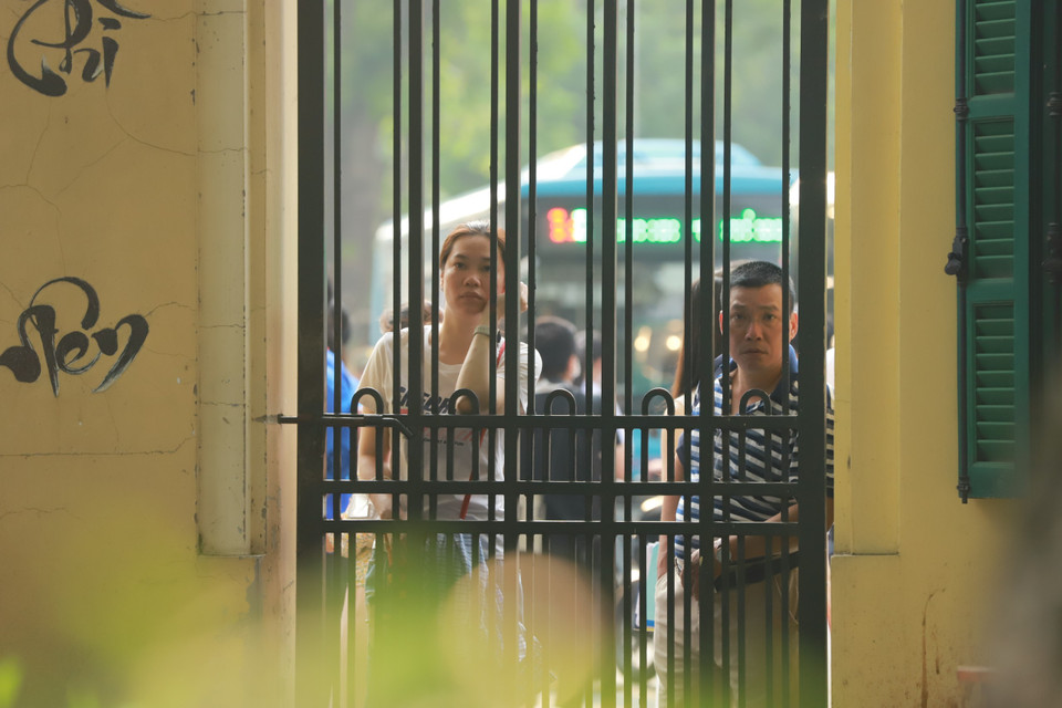 Nhiều bậc phụ huynh cũng lo lắng không kém các sỹ tử trong phòng thi. (Ảnh: PV/Vietnam+)