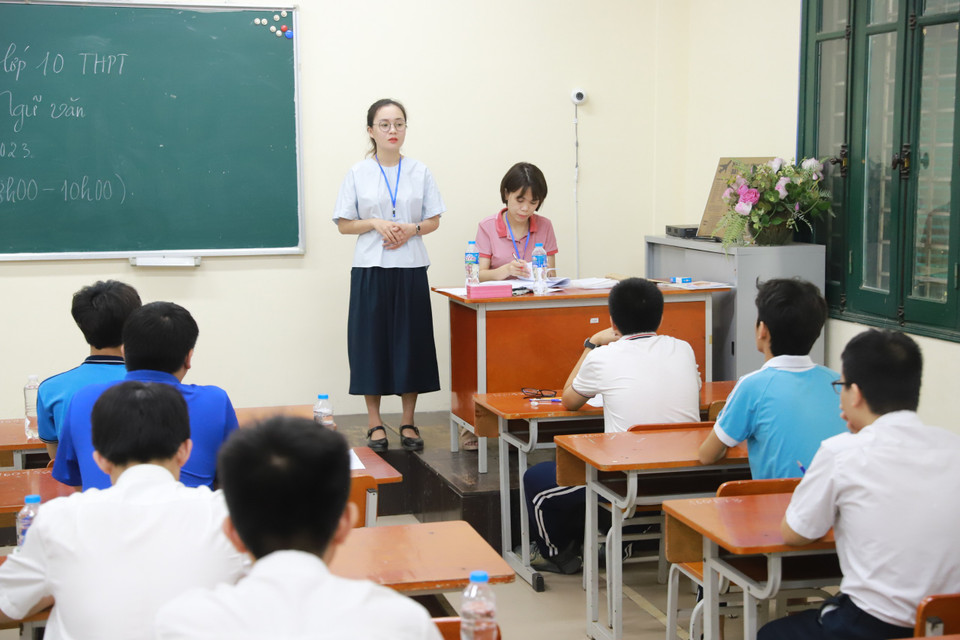 Theo kế hoạch, 10 giờ sáng 10/6, thí sinh sẽ kết thúc thời gian thi môn Ngữ văn và nộp bài. (Ảnh: PV/Vietnam+)