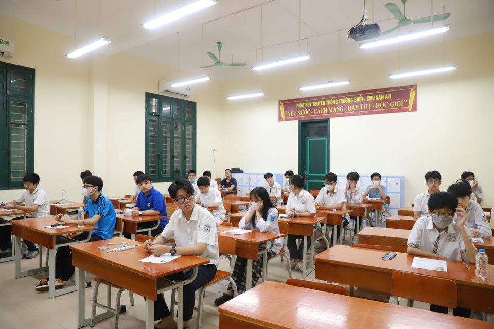 Các sỹ tử vào lớp để nghe quy chế thi. (Ảnh: PV/Vietnam+)