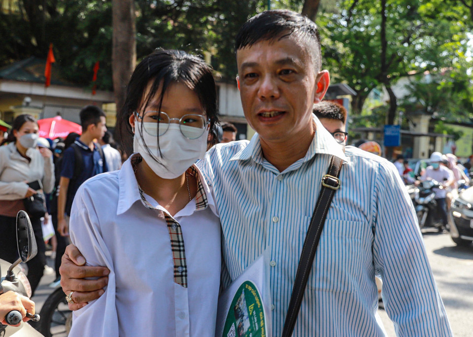 Nhiều bậc phụ huynh phấn khởi khi con thông báo đề thi năm nay vừa sức. (Ảnh: PV/Vietnam+)