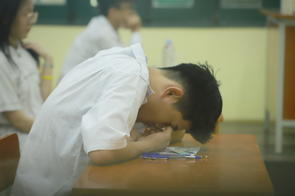 Một số thí sinh lo lắng trước giờ làm bài. (Ảnh: PV/Vietnam+)