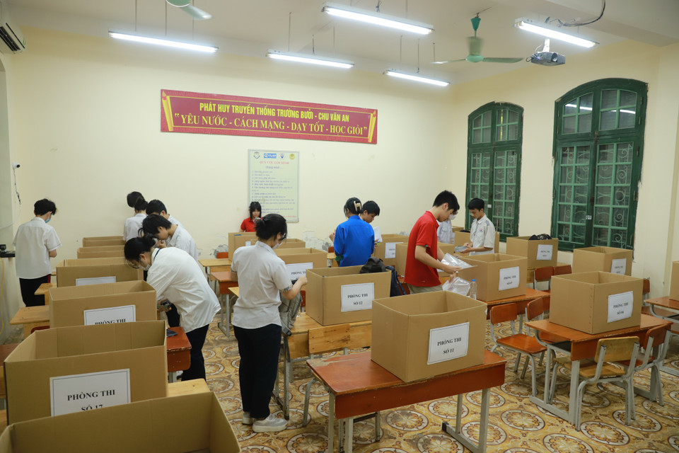 Các sỹ tử gửi đồ dùng cá nhân trước giờ thi môn Ngữ văn. (Ảnh: PV/Vietnam+)