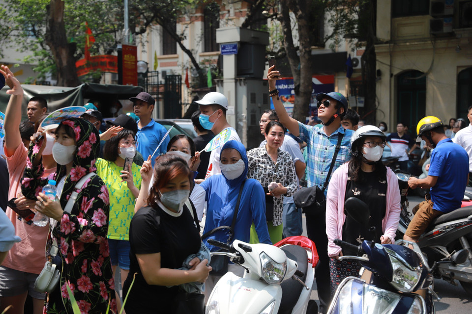 Nhiều bậc phụ huynh 'túc trực' bên ngoài điểm thi để chờ đón con em mình. (Ảnh: PV/Vietnam+)
