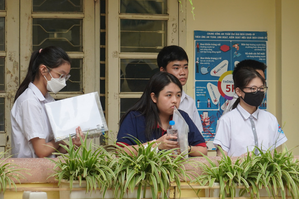 Nhóm học sinh tự tin trước môn thi đầu tiên. (Ảnh: PV/Vietnam+)