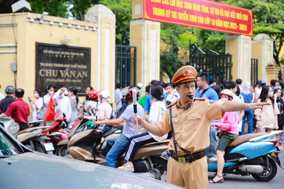 Lực lượng chức năng cũng có mặt để tiếp sức mùa thi cho các sỹ tử. (Ảnh: PV/Vietnam+)
