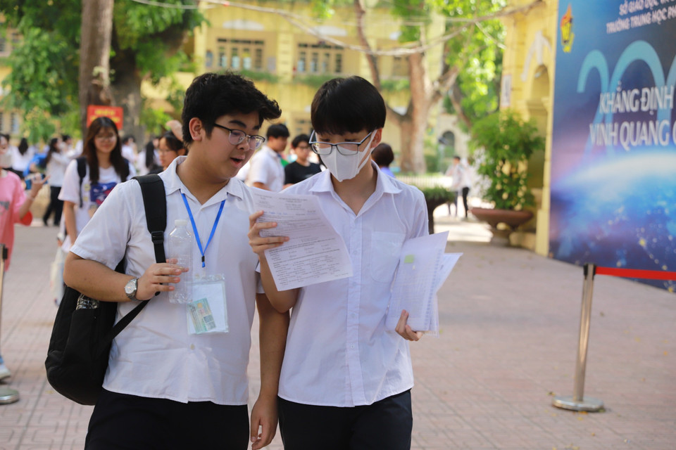 Các sỹ tử bàn luận về kết quả đề thi môn Ngoại ngữ năm nay. (Ảnh: PV/Vietnam+)