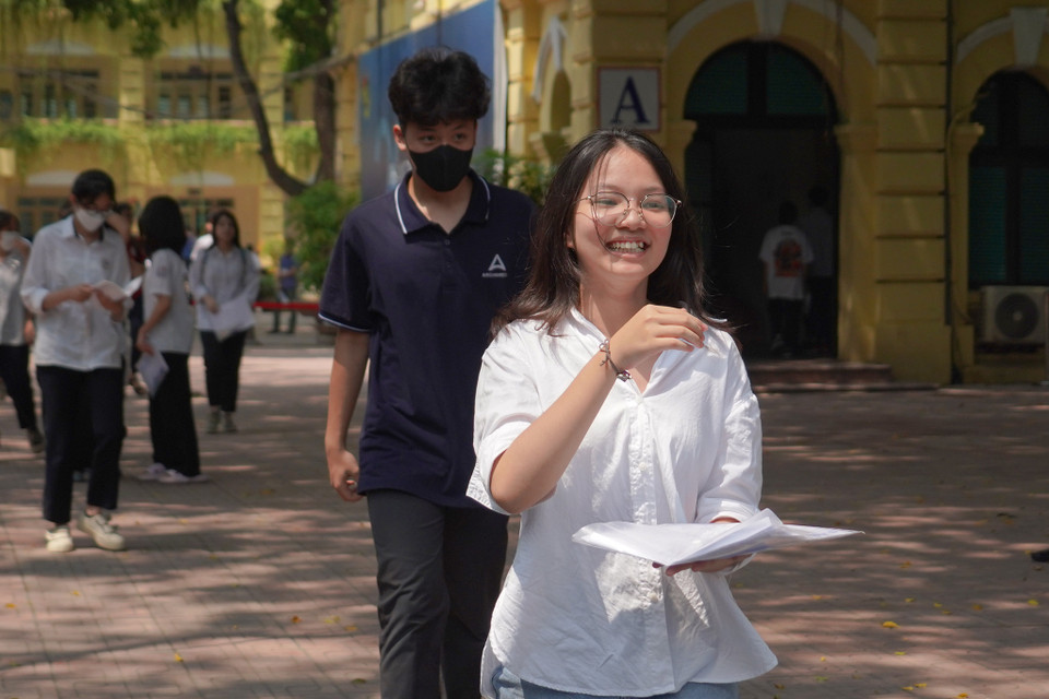 Nhiều thí sinh hoàn thành bài thi sớm và rời điểm thi với nụ cười đầy tự tin. (Ảnh: PV/Vietnam+)
