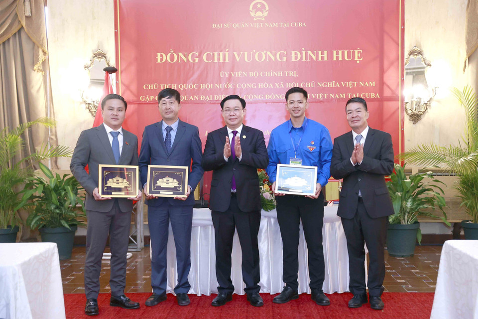 Chủ tịch Quốc hội Vương Đình Huệ tặng quà cho đại diện doanh nghiệp và sinh viên. (Ảnh: Doãn Tấn/TTXVN)