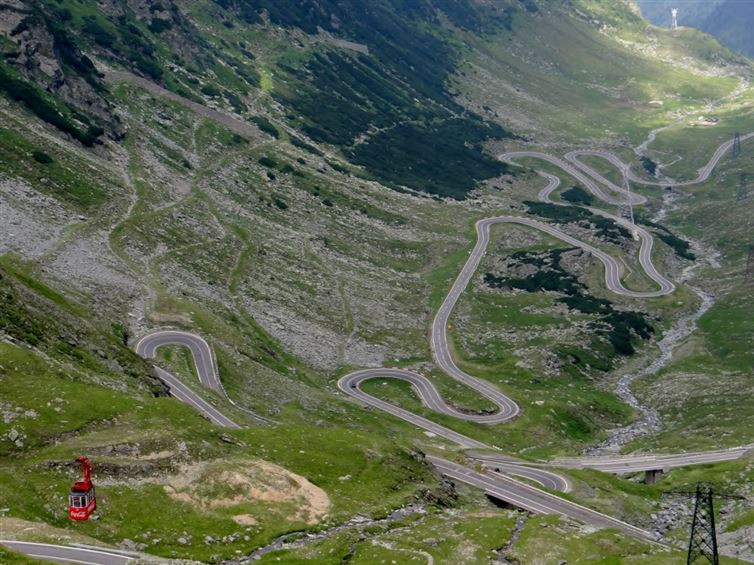 Transfăgărășan, từ Pitești tới Arpașu de Jos, Romania. Con đường này có độ cao tối đa là 2.034 mét, rải rác những đoạn cua hình chữ S, những ngã rẽ ngoặt và những đoạn dốc đứng. Hầu hết mọi người chỉ lái xe ôtô với tốc độ 40 km/giờ trên con đường này vì độ nguy hiểm của nó. Top Gear BBC đã tôn vinh Transfăgărășan là Con đường của năm 2012. 
