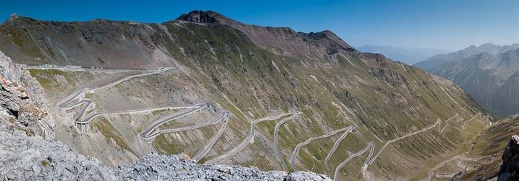 Đèo Stelvio, giữa tỉnh South Tyrol và Sondrio, Italy. Lên tới độ cao 2.757m so với mực nước biển, con đường này có tới 75 khúc cua khó. Nếu bạn nghĩ như vậy đã là khó lái, thì bạn nên biết rằng đây là một chặng chính dành cho các tay đua xe đạp trong những cuộc đua Grand Tour. 