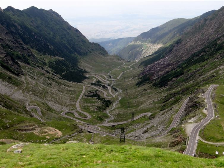 Transfăgărășan, từ Pitești tới Arpașu de Jos, Romania. Con đường này có độ cao tối đa là 2.034 mét, rải rác những đoạn cua hình chữ S, những ngã rẽ ngoặt và những đoạn dốc đứng. Hầu hết mọi người chỉ lái xe ôtô với tốc độ 40 km/giờ trên con đường này vì độ nguy hiểm của nó. Top Gear BBC đã tôn vinh Transfăgărășan là Con đường của năm 2012.
