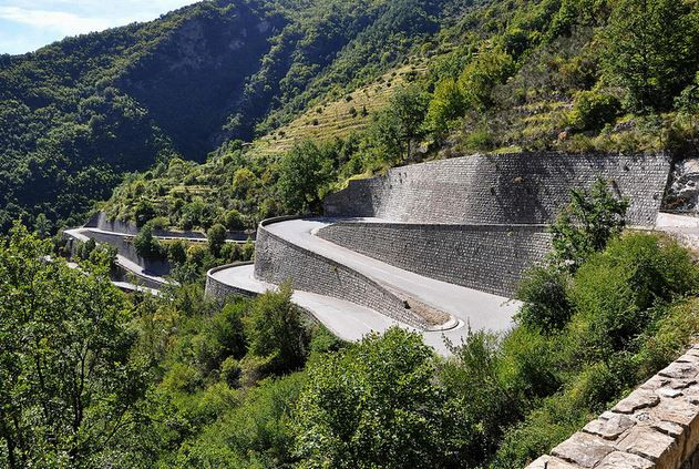 Đèo Col de Turini, Moulinet, Provence-Alpes-Cote d'Azur, Pháp. Con đường này là một chặng nổi tiếng khó đi của cuộc đua Monte Carlo, bởi nó là một con đường hẹp kết hợp giữa những đoạn đường thẳng và 34 khúc ngoặt.