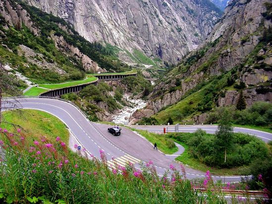 Đèo Furka, Uri, Thụy Sĩ. Một con đường khác cũng rất nổi tiếng trong giới đua xe đạp cũng như lái xe ôtô, con đèo Furka lên tới độ cao 2.429m trên vùng núi Alps ở Thụy Sĩ.