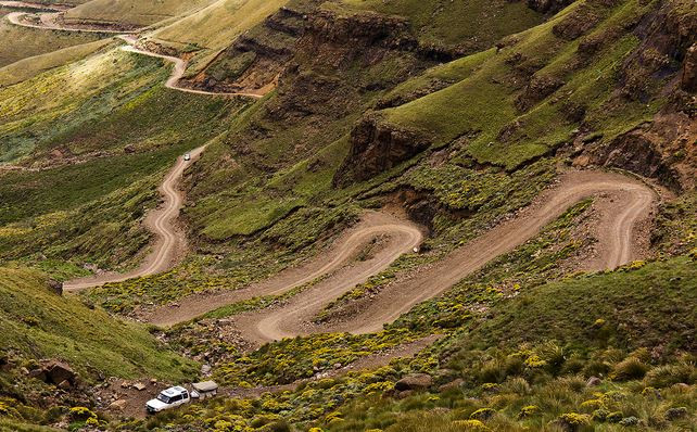 Đèo Sani, KwaZulu-Natal, Nam Phi. Để lái xe trên con đèo này, bạn cần một chiếc xe ôtô lái 4 bánh và trình độ lái xe trên trung bình. Bạn sẽ không được lái xe qua con đèo này nếu những người lính cửa khẩu của Nam Phi cho rằng xe của bạn không thích hợp.