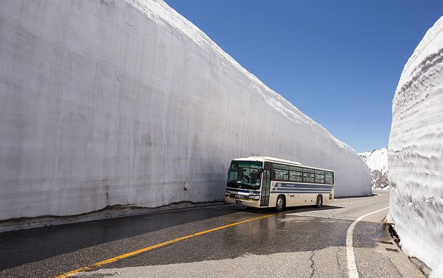 Đường núi Tateyama-Kurobe, Nagano, Nhật Bản. Con đường dài 37km này có thể trông rất bình thường vào mùa Hè, nhưng lại trở nên đặc biệt hùng vĩ vào mùa Xuân, khi người ta phải đào một lớp tuyết dày tổng cộng 18 mét để thấy được mặt đường. Con đường phải đóng cửa vào mùa Đông, nhưng khi tuyết bắt đầu tan, những chiếc xe cào tuyết sẽ sử dụng công nghệ GPS để tạc nên con đường một cách chính xác tới từng cm.